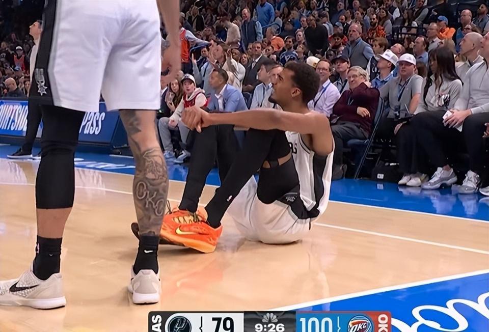 夹腿垫脚撞膝盖,文班被干倒6次!遭遇雷霆武术队,气得扭头就走